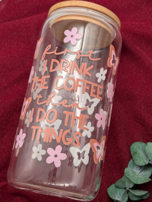 TRINKGLAS I GLASBECHER I MIT DECKEL UND STROHHALM I FIRST I DRINK THE COFFEE