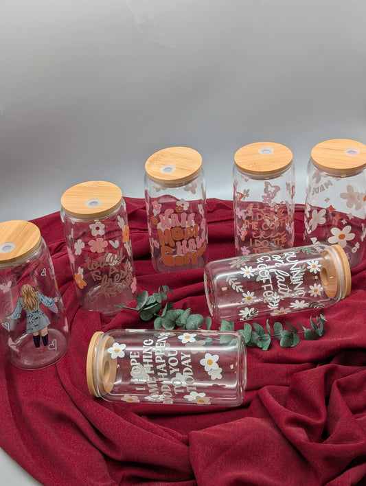 TRINKGLAS I GLASBECHER I MIT DECKEL UND STROHHALM I RUNNING ON FAITH AND COFFEE