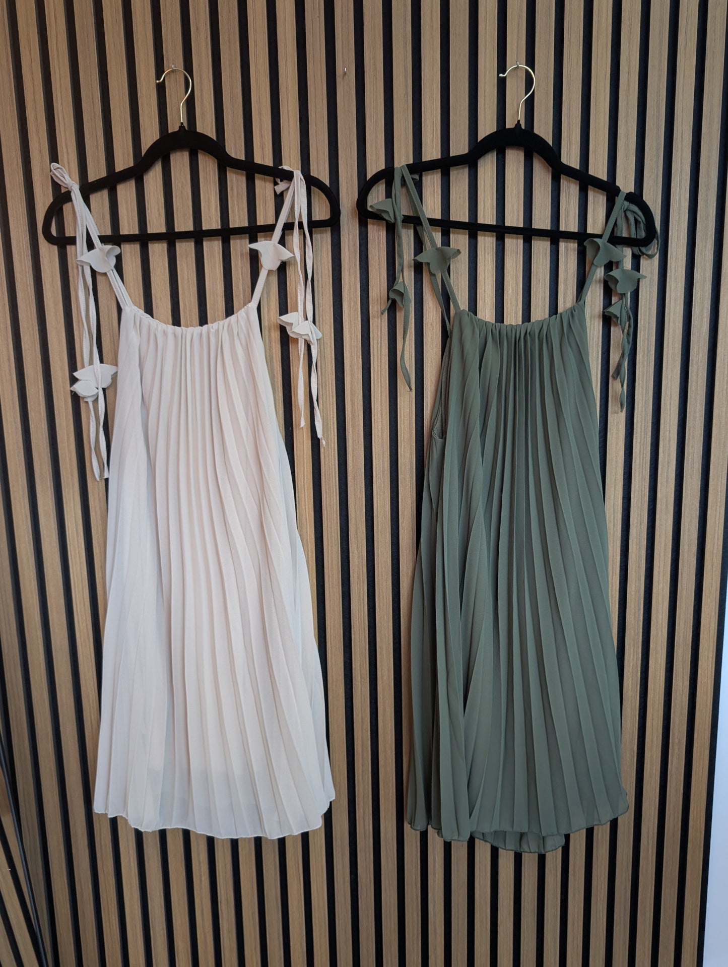 SOMMERLICHES PLISSEEKLEID I EINHEITSGRÖßE