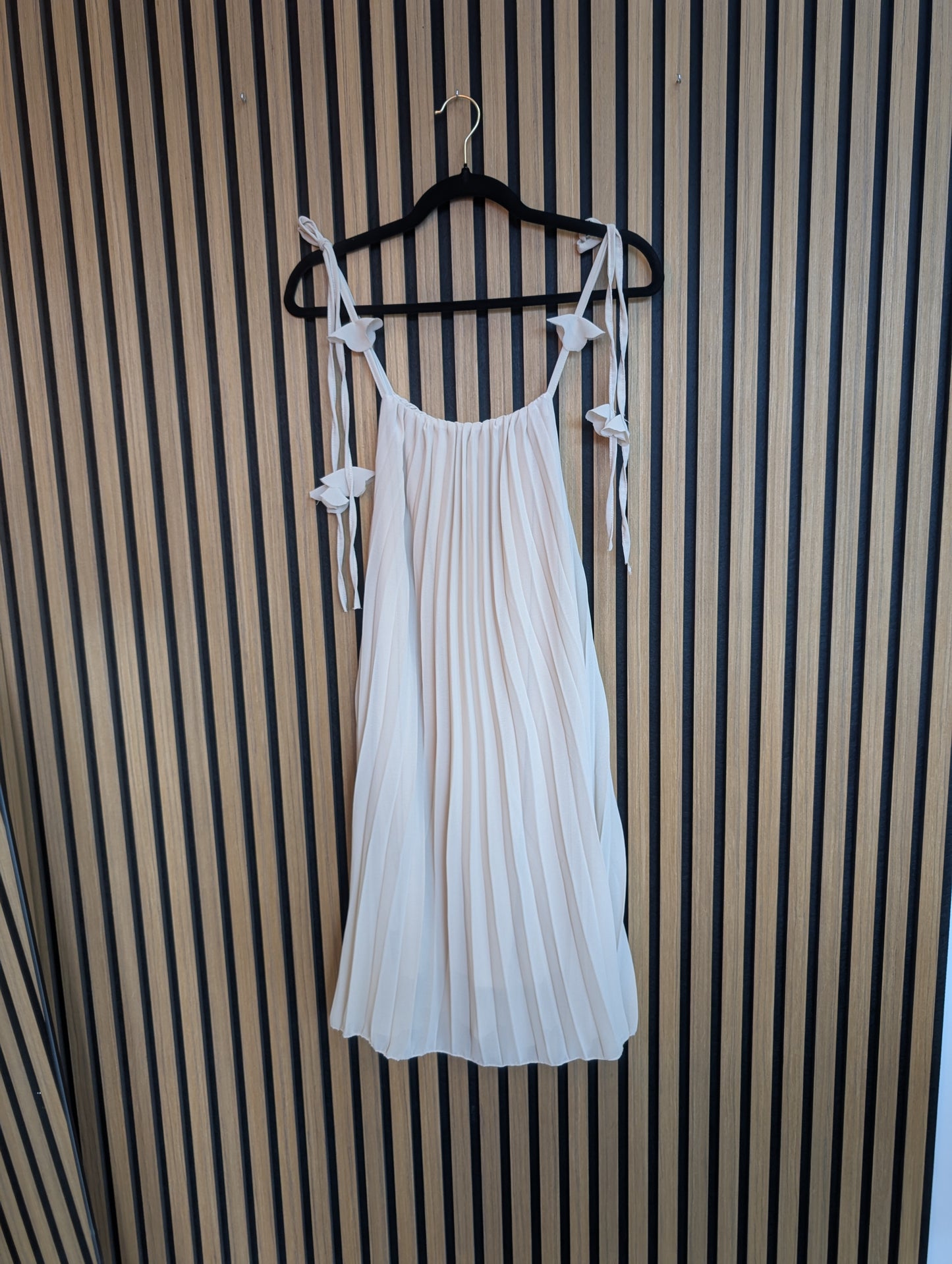 SOMMERLICHES PLISSEEKLEID I EINHEITSGRÖßE
