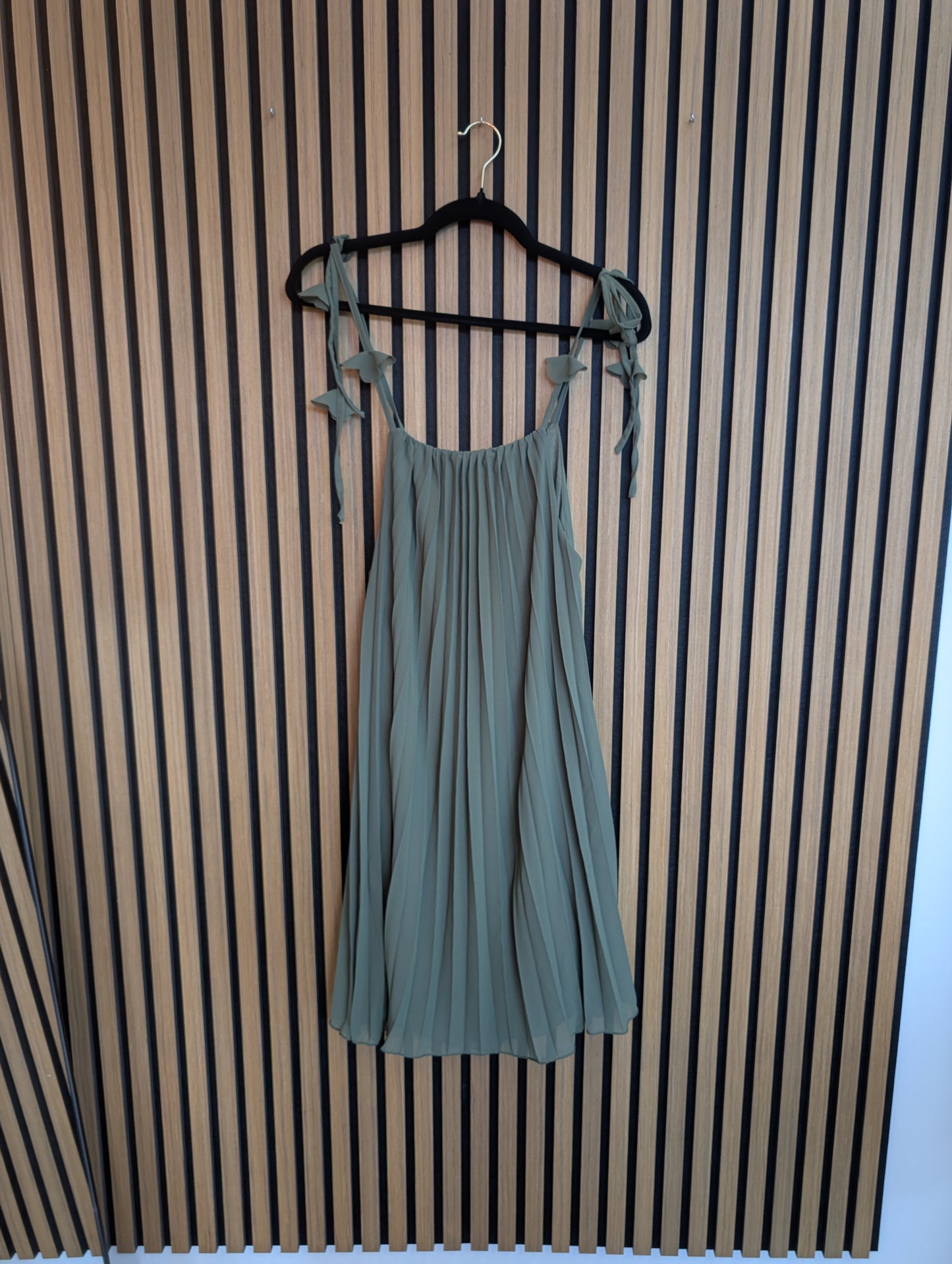 SOMMERLICHES PLISSEEKLEID I EINHEITSGRÖßE