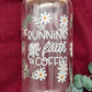 TRINKGLAS I GLASBECHER I MIT DECKEL UND STROHHALM I RUNNING ON FAITH AND COFFEE