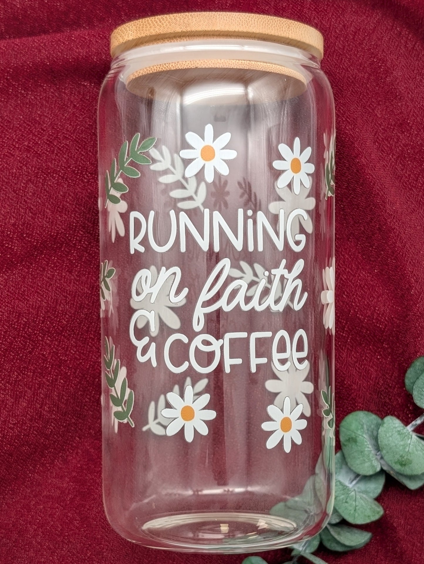 TRINKGLAS I GLASBECHER I MIT DECKEL UND STROHHALM I RUNNING ON FAITH AND COFFEE
